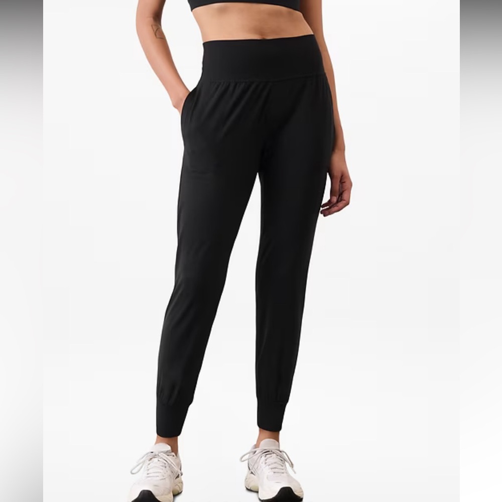 Athleta black salutation jogger